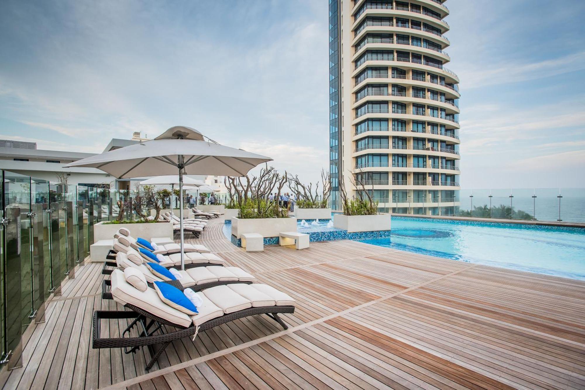 The Capital Pearls Hotel Durban Esterno foto The swimming pool at the hotel