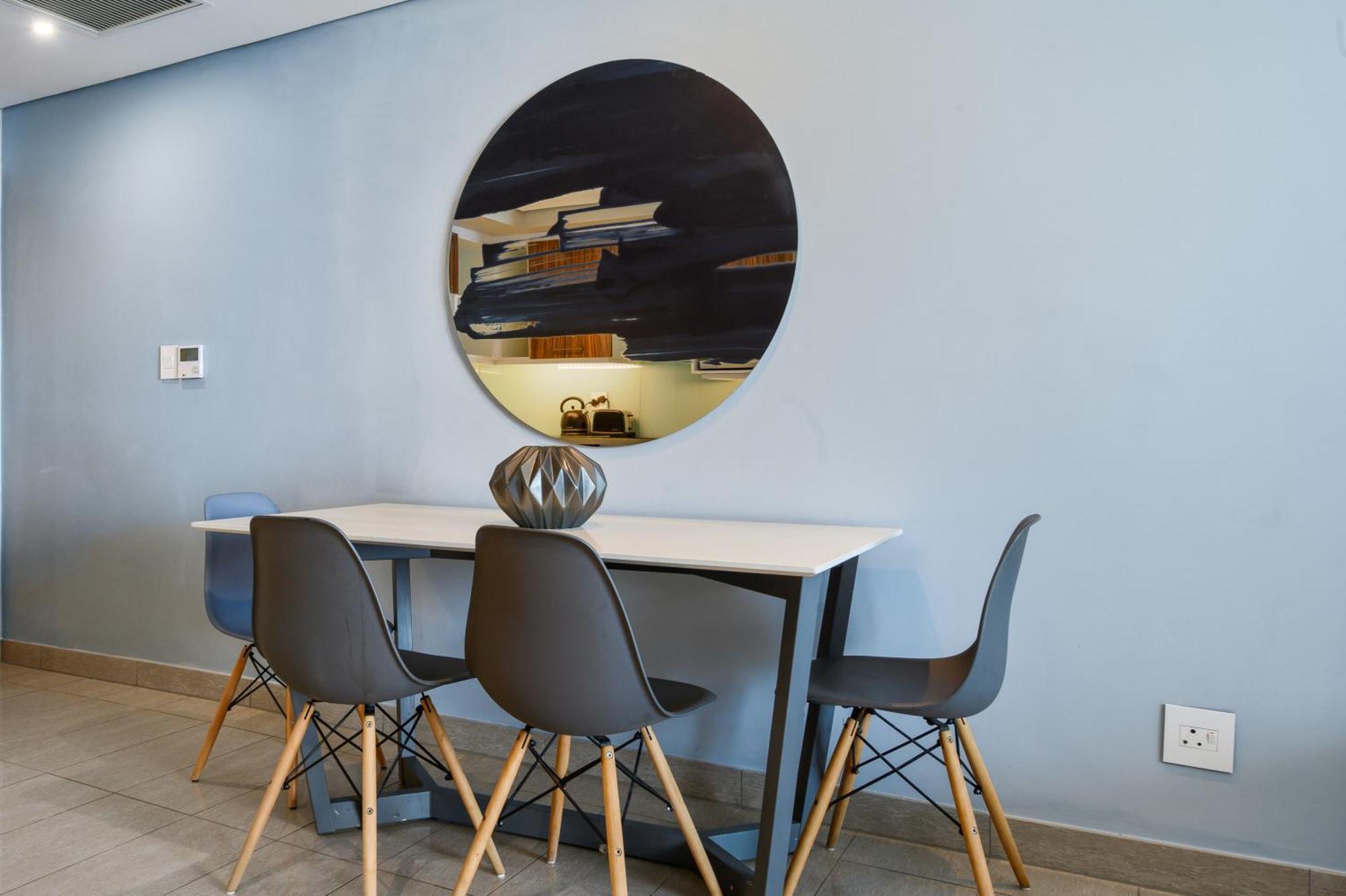 The Capital Pearls Hotel Durban Esterno foto A dining room with a table and chairs